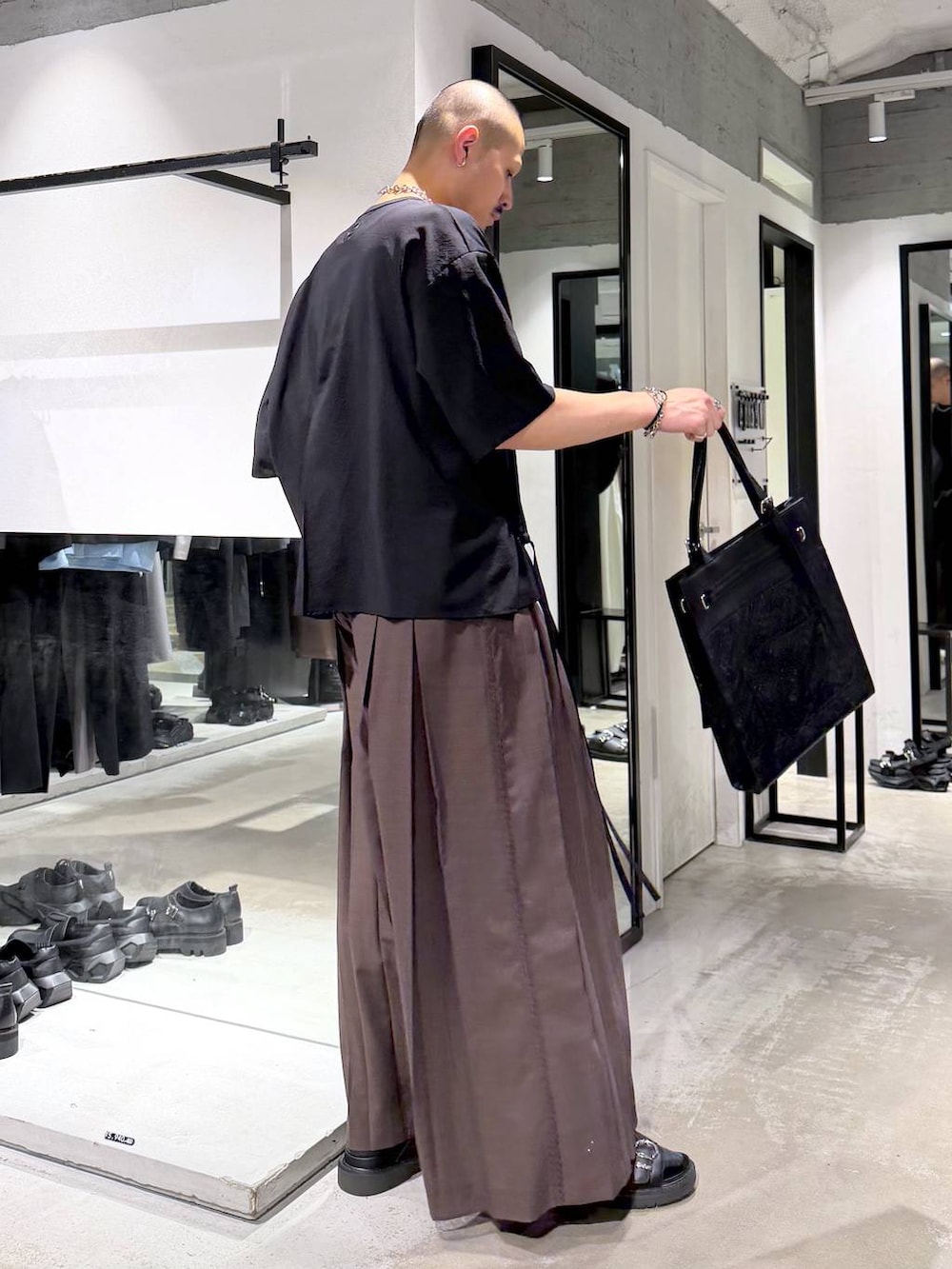 ブラック系のサンダル、ブラック系のトートバッグ、ブラック系のTシャツ/カットソーを着用したメンズの夏コーディネートの4枚目の写真