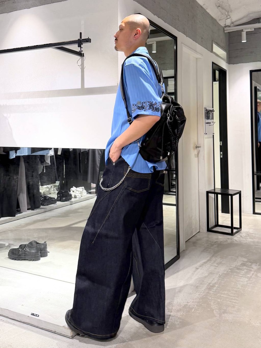 ブルー系のシャツ/ブラウス、ブルー系のデニムパンツ、ブラック系のサンダルを着用したメンズの夏コーディネートの2枚目の写真