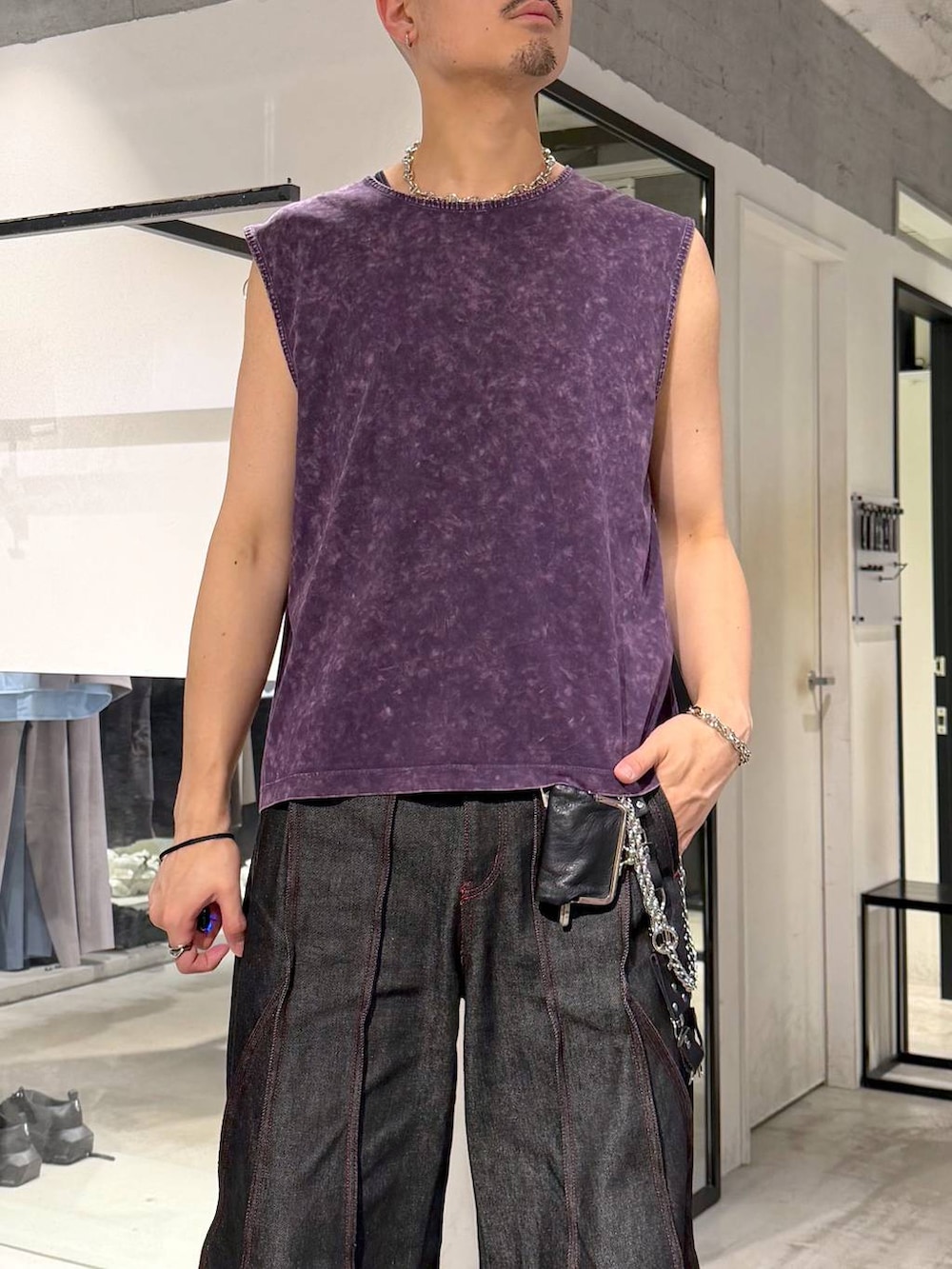 ブラック系のデニムパンツ、パープル系のTシャツ/カットソー、ブラック系のバックパック/リュックを着用したメンズの夏コーディネートの6枚目の写真
