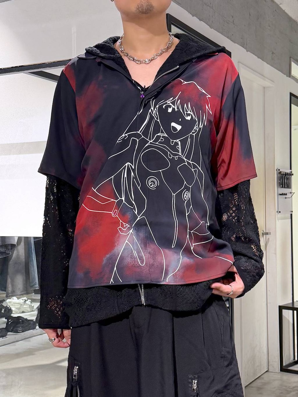 ブラック系のシャツ/ブラウス、ブラック系のショルダーバッグ、ブラック系のサンダルを着用したメンズの夏コーディネートの5枚目の写真