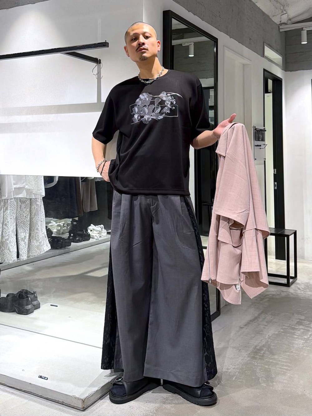 グレー系のその他パンツ、ブラック系のサンダル、ブラック系のトートバッグを着用したメンズの夏コーディネートの5枚目の写真