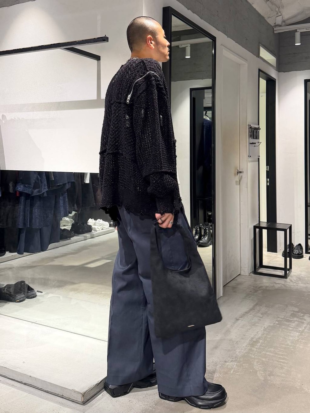 ブルー系のスラックス、ブラック系のローファー、ホワイト系のTシャツ/カットソーを着用したメンズの秋コーディネートの3枚目の写真
