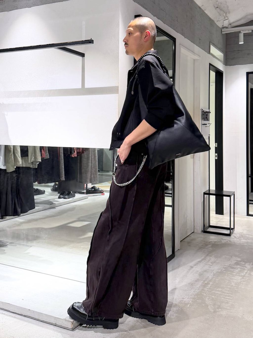 ブラック系のローファー、ブラック系のデニムパンツ、ホワイト系のタンクトップを着用したメンズの夏コーディネートの2枚目の写真