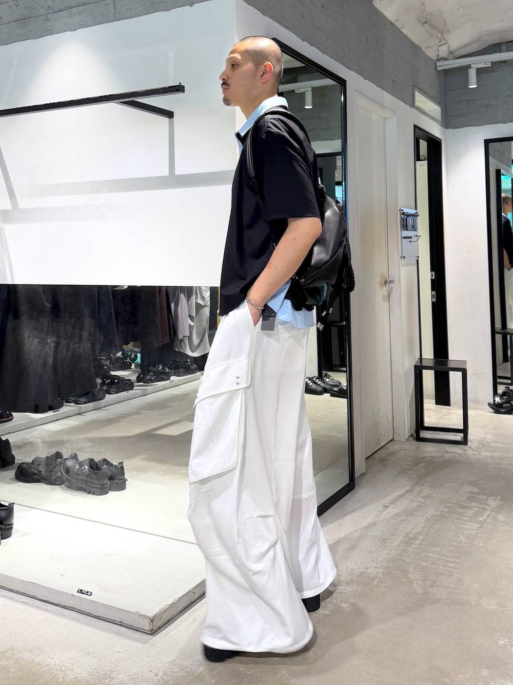 ブラック系のシャツ/ブラウス、ブラック系のサンダル、ブラック系のショルダーバッグを着用したメンズの夏コーディネートの2枚目の写真