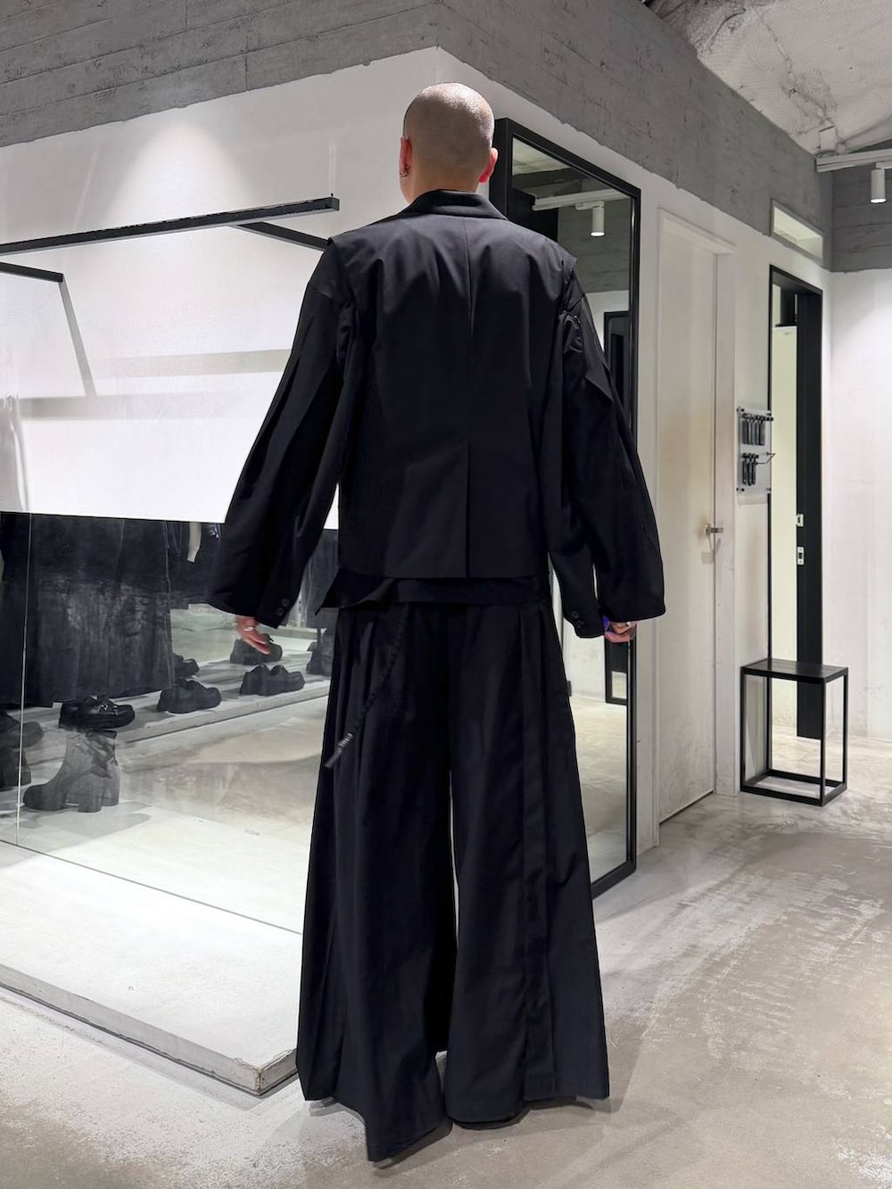 ブラック系のその他パンツ、ブラック系のテーラードジャケットを着用したメンズの春コーディネートの3枚目の写真