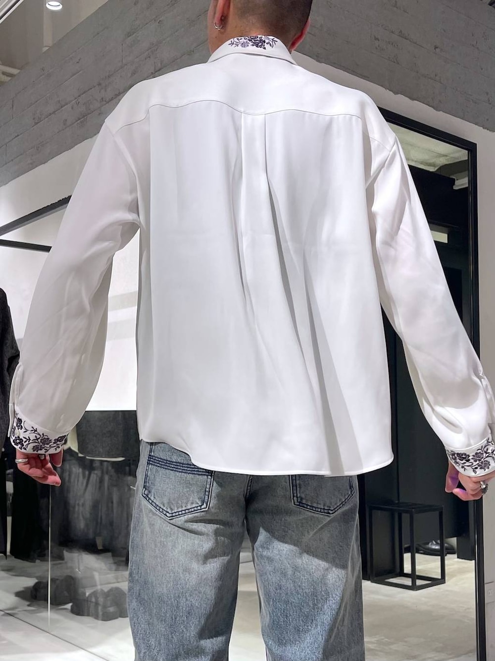 ブルー系のネクタイ、ブラック系のカーディガン/ボレロ、ブルー系のデニムパンツを着用したメンズの冬コーディネートの7枚目の写真