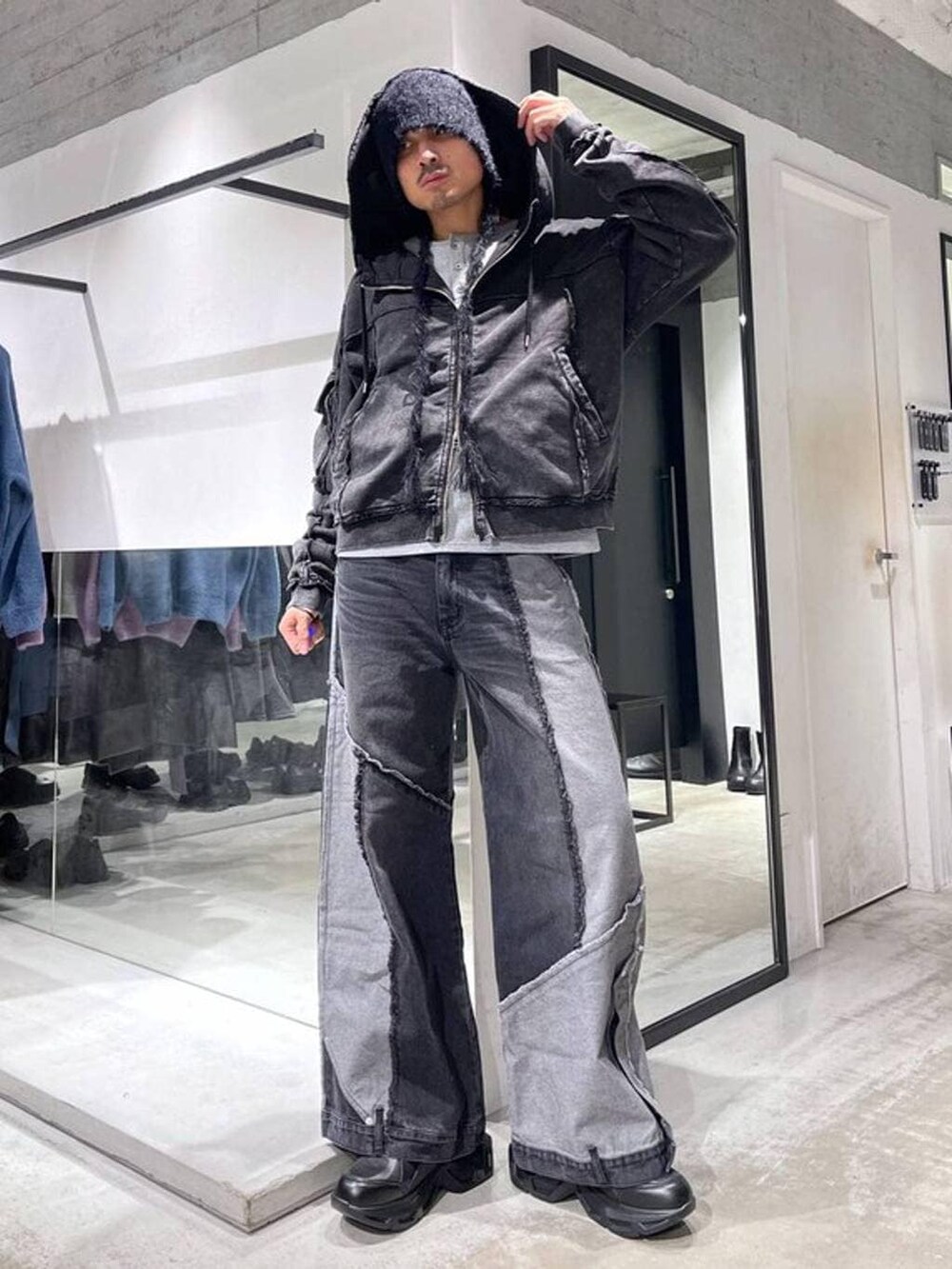 ブラック系のスニーカー、ブラック系のパーカー、ブラック系のデニムパンツを着用したメンズの冬コーディネートの5枚目の写真