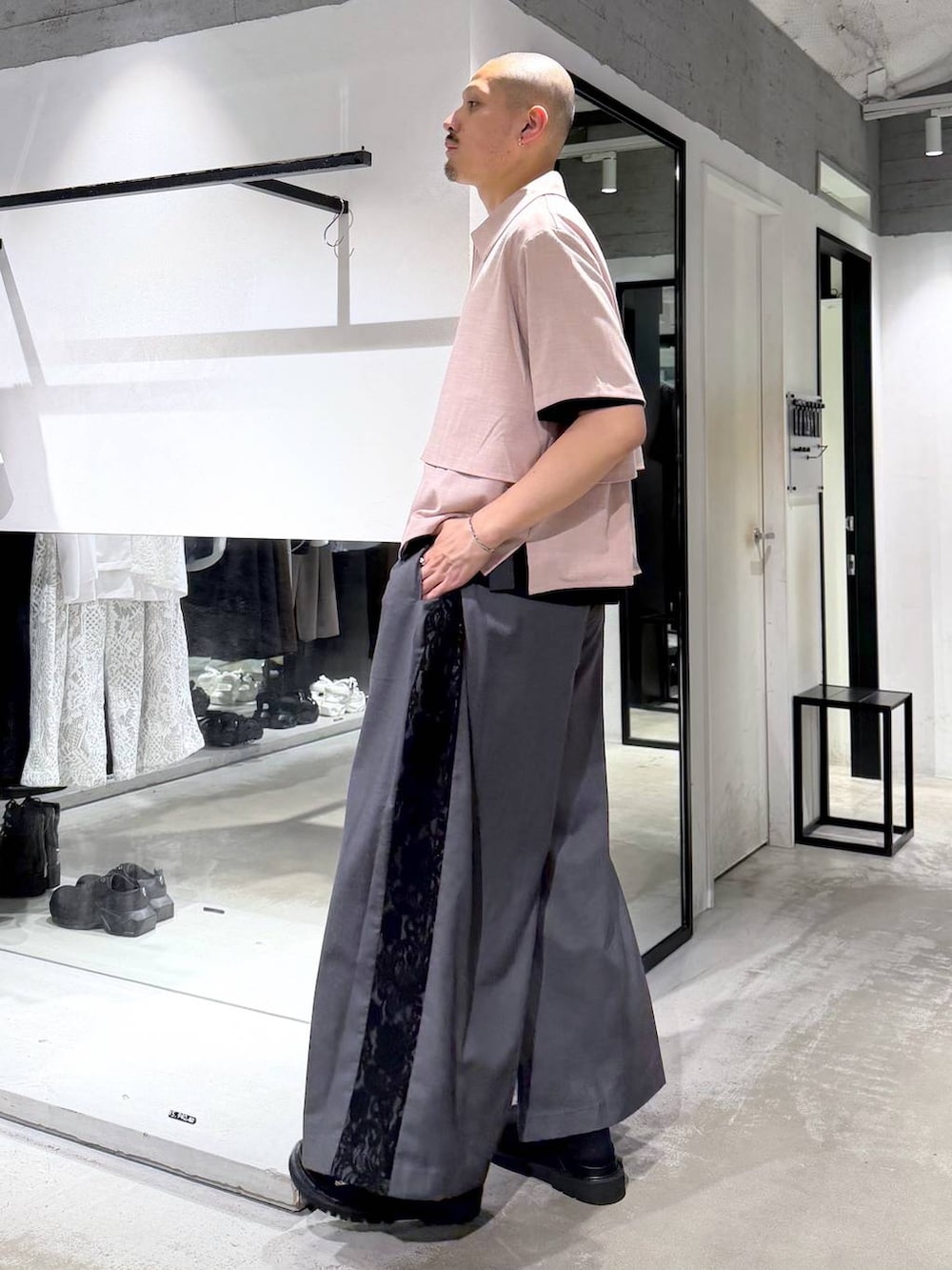 グレー系のその他パンツ、ブラック系のサンダル、ブラック系のトートバッグを着用したメンズの夏コーディネートの2枚目の写真