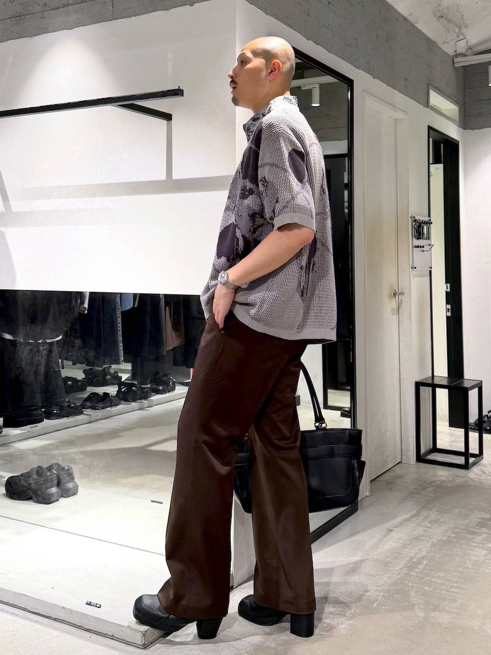 グレー系のカーディガン/ボレロ、グレー系のシャツ/ブラウス、ブラウン系のスラックスを着用したメンズの夏コーディネートの2枚目の写真