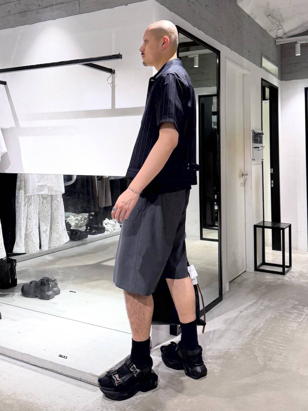 ブラック系のサンダル、ブラック系のトートバッグ、その他のシャツ/ブラウスを着用したメンズの夏コーディネートの2枚目の写真