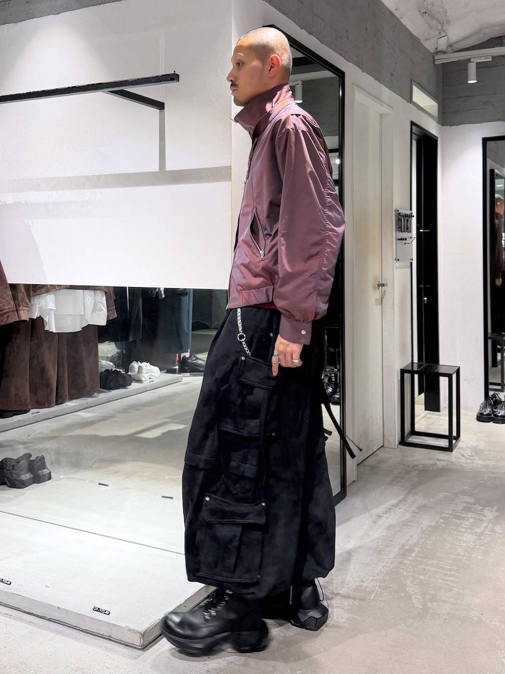ブラック系のブーツ、レッド系のブルゾン、レッド系のTシャツ/カットソーを着用したメンズの秋コーディネートの2枚目の写真