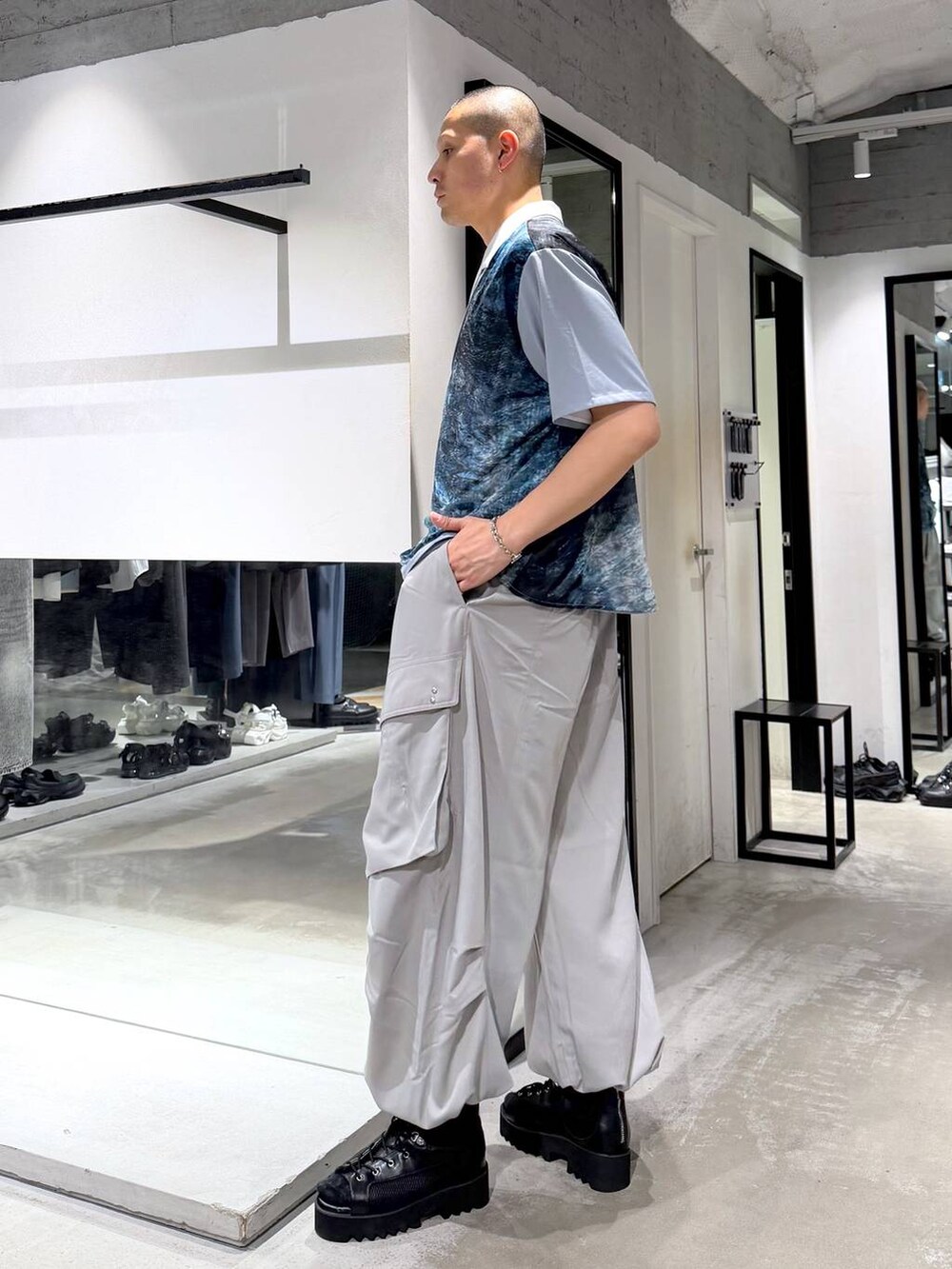 ブラック系のサンダル、ホワイト系のシャツ/ブラウス、ブルー系のシャツ/ブラウスを着用したメンズの春コーディネートの2枚目の写真