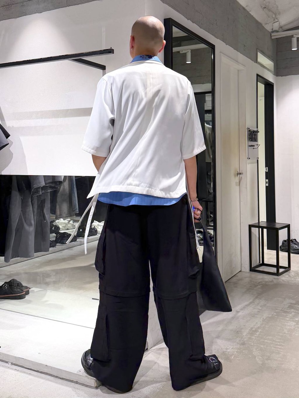ブルー系のシャツ/ブラウス、ブラック系のトートバッグ、ブラック系のサンダルを着用したメンズの夏コーディネートの3枚目の写真