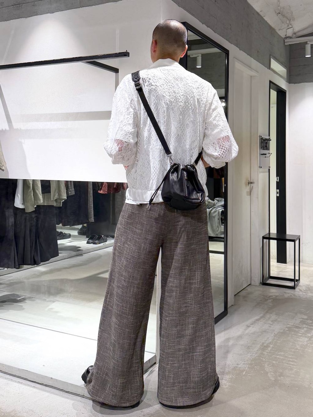 ブラック系のショルダーバッグ、ブラック系のローファー、ホワイト系のTシャツ/カットソーを着用したメンズの夏コーディネートの3枚目の写真
