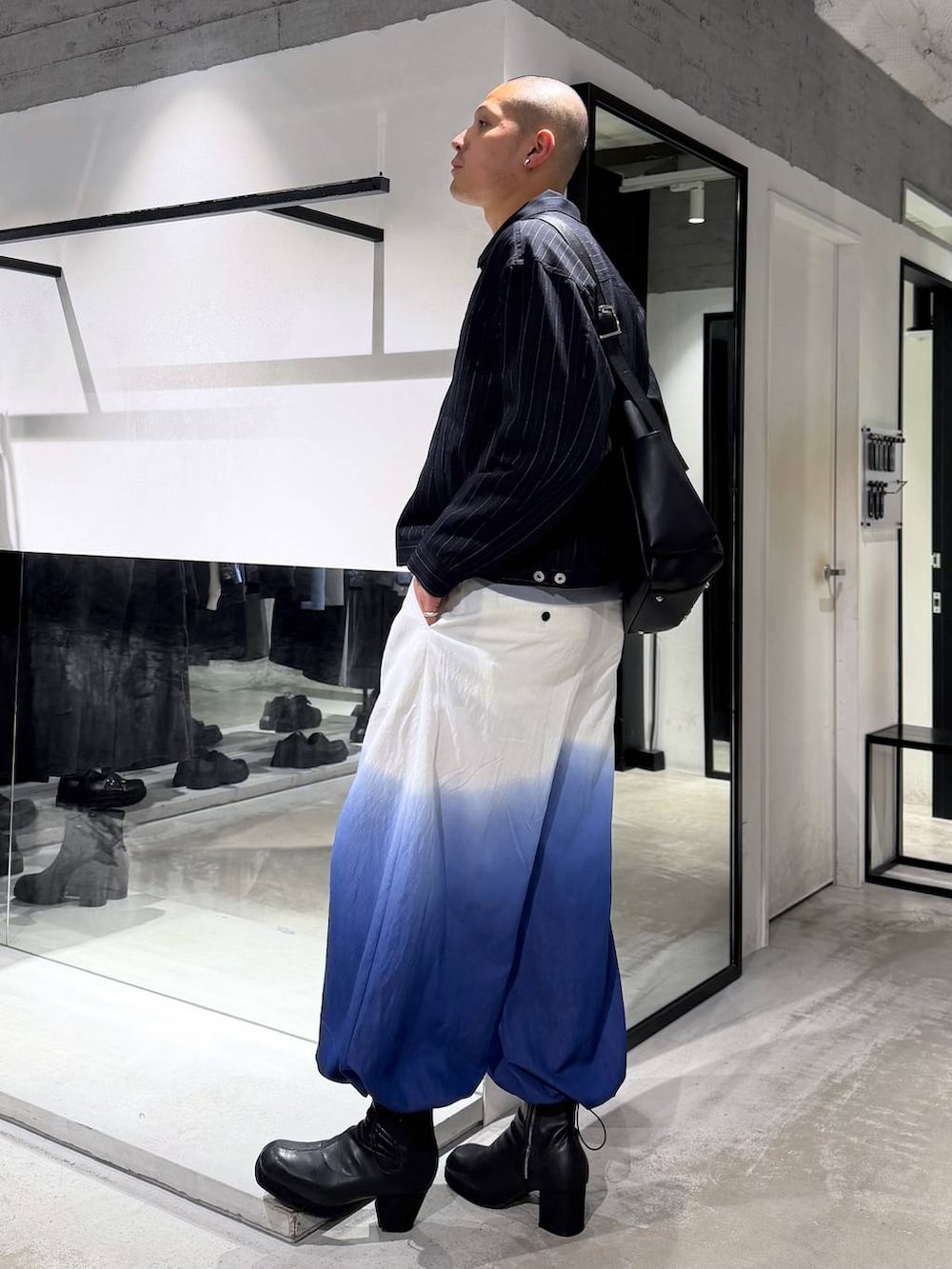 ブラック系のブーツ、ブルー系のその他パンツ、ブルー系のブルゾンを着用したメンズの春コーディネートの2枚目の写真