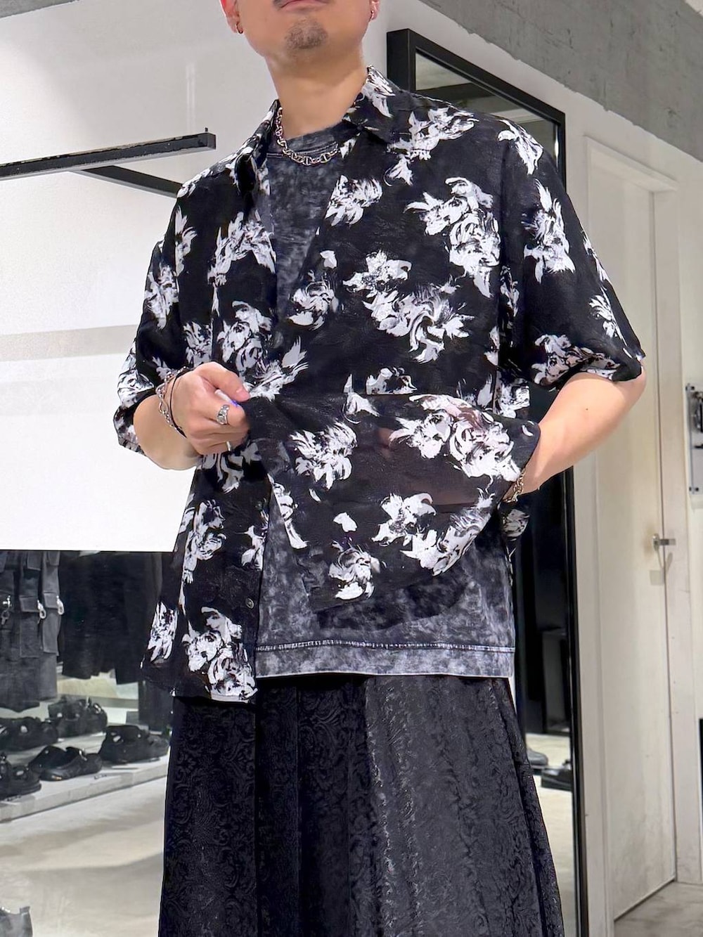 ブラック系のシャツ/ブラウス、グレー系のTシャツ/カットソー、ブラック系のその他パンツを着用したメンズの夏コーディネートの4枚目の写真