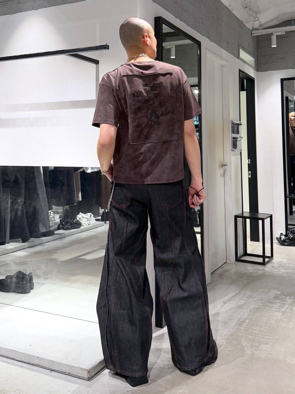 ブラック系のスニーカー、ブラック系のデニムパンツ、グレー系のシャツ/ブラウスを着用したメンズの春コーディネートの6枚目の写真