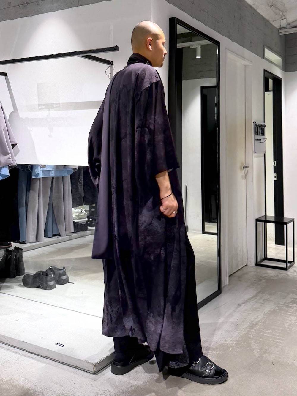 ブラック系のTシャツ/カットソー、ブラック系のその他パンツ、ブラック系のサンダルを着用したメンズの夏コーディネートの4枚目の写真