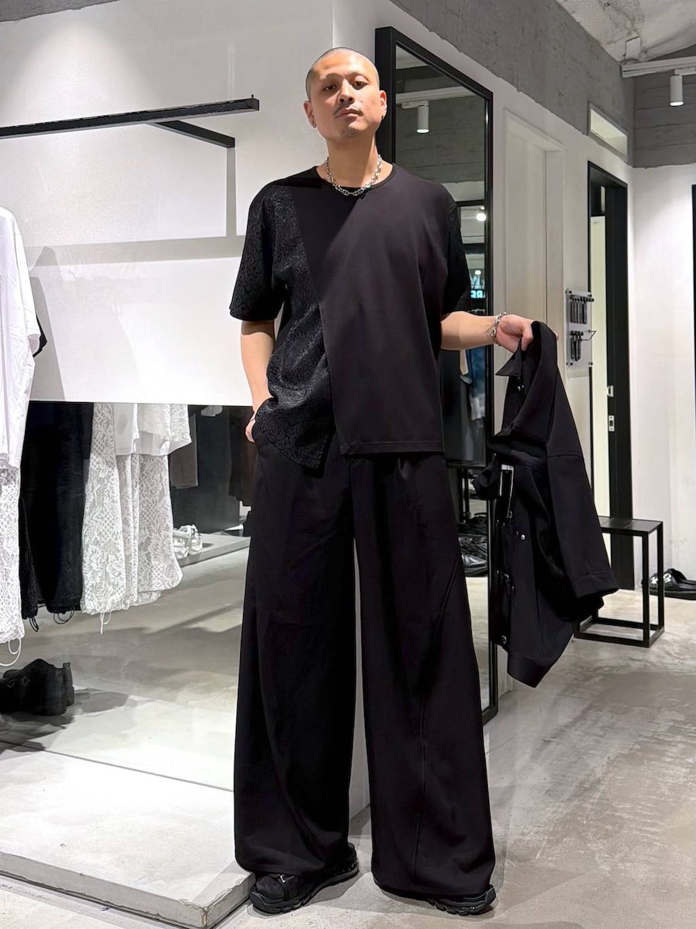 ブラック系のサンダル、ブラック系のスラックス、ブラック系のシャツ/ブラウスを着用したメンズの夏コーディネートの5枚目の写真