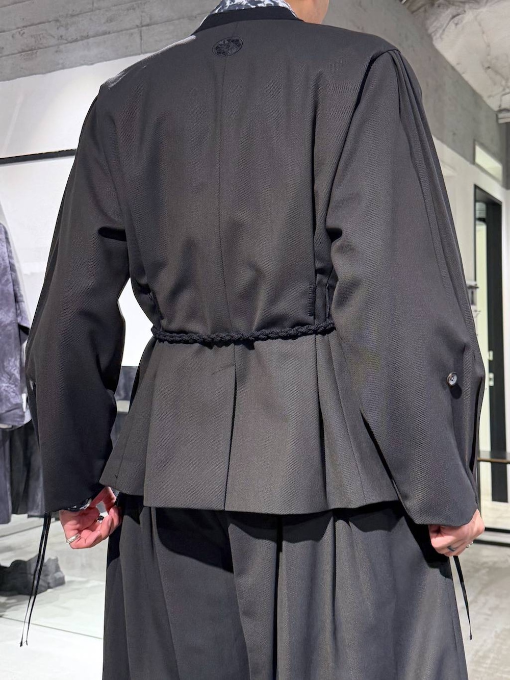 ブラック系のローファー、グリーン系のその他パンツ、グリーン系のノーカラージャケットを着用したメンズの秋コーディネートの4枚目の写真