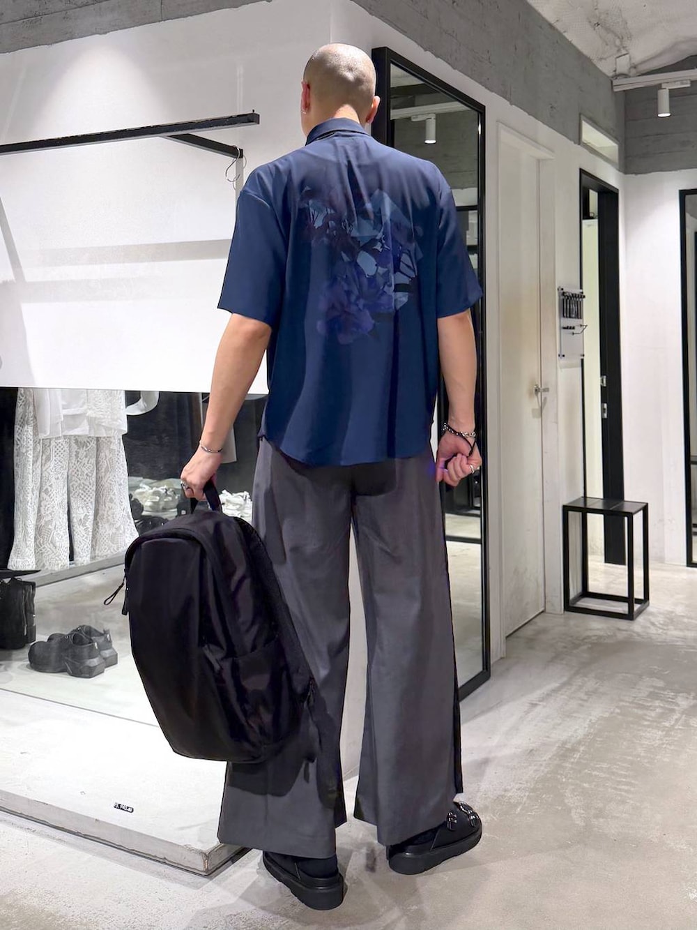 グレー系のその他パンツ、ブラック系のバックパック/リュック、ブラック系のサンダルを着用したメンズの夏コーディネートの3枚目の写真