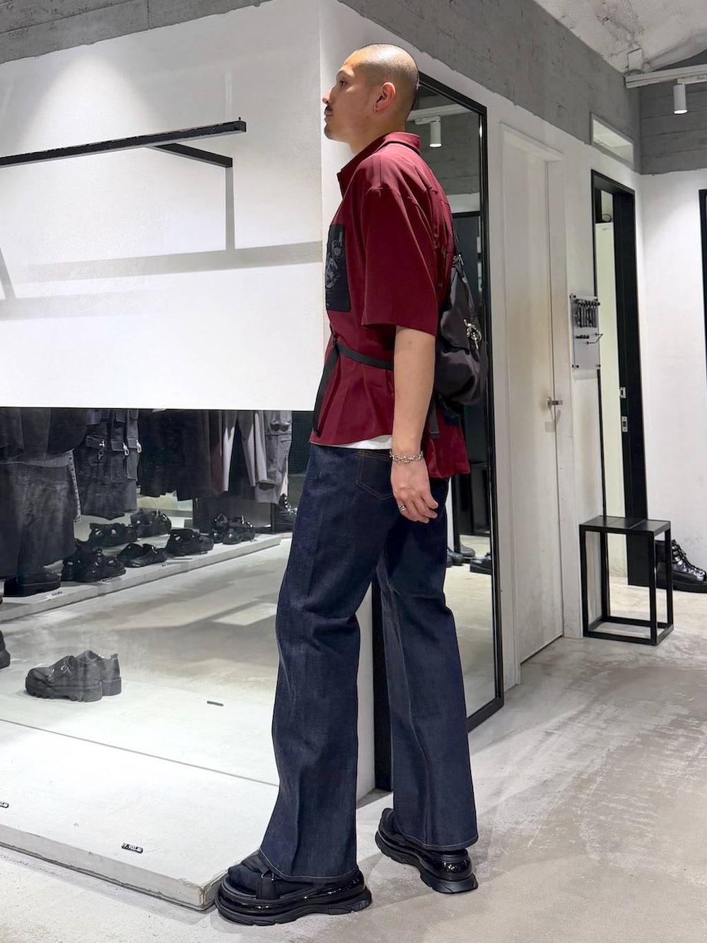 レッド系のシャツ/ブラウス、ホワイト系のTシャツ/カットソー、ブラック系のショルダーバッグを着用したメンズの夏コーディネートの2枚目の写真