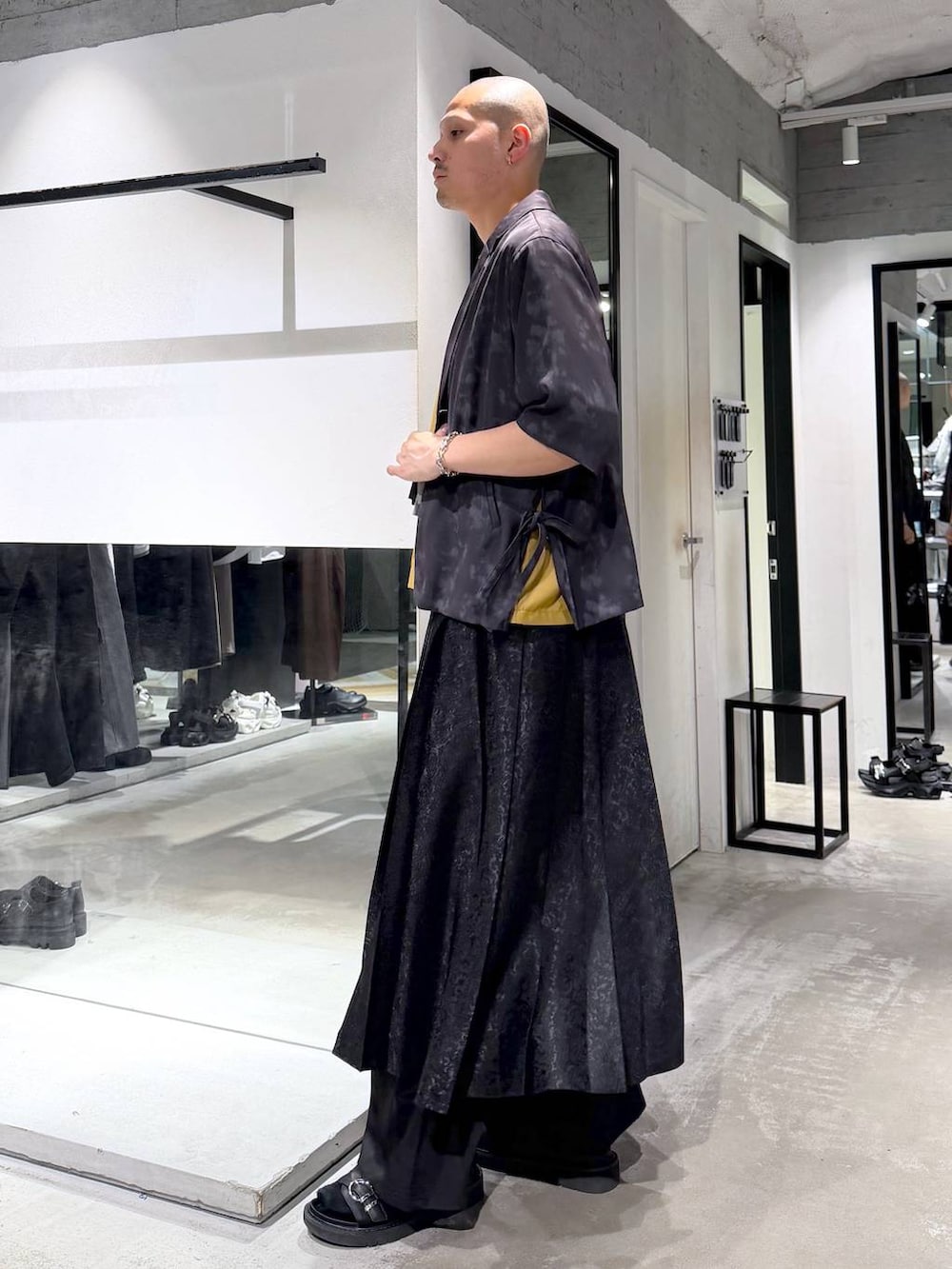 ブラック系のその他パンツ、ブラック系のサンダル、グレー系のテーラードジャケットを着用したメンズの春コーディネートの2枚目の写真