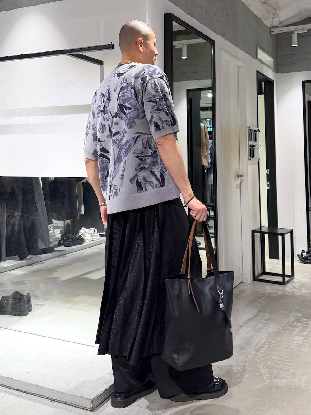ブラック系のその他パンツ、ブラック系のサンダル、ブラック系のトートバッグを着用したメンズの春コーディネートの4枚目の写真