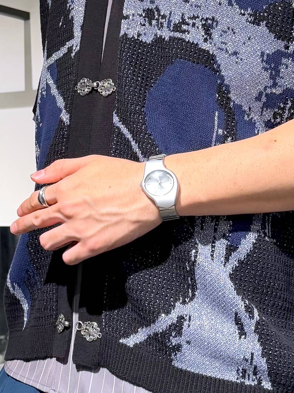 ブラック系のカーディガン/ボレロ、ブラック系のトートバッグ、ブラック系のサンダルを着用したメンズの夏コーディネートの5枚目の写真