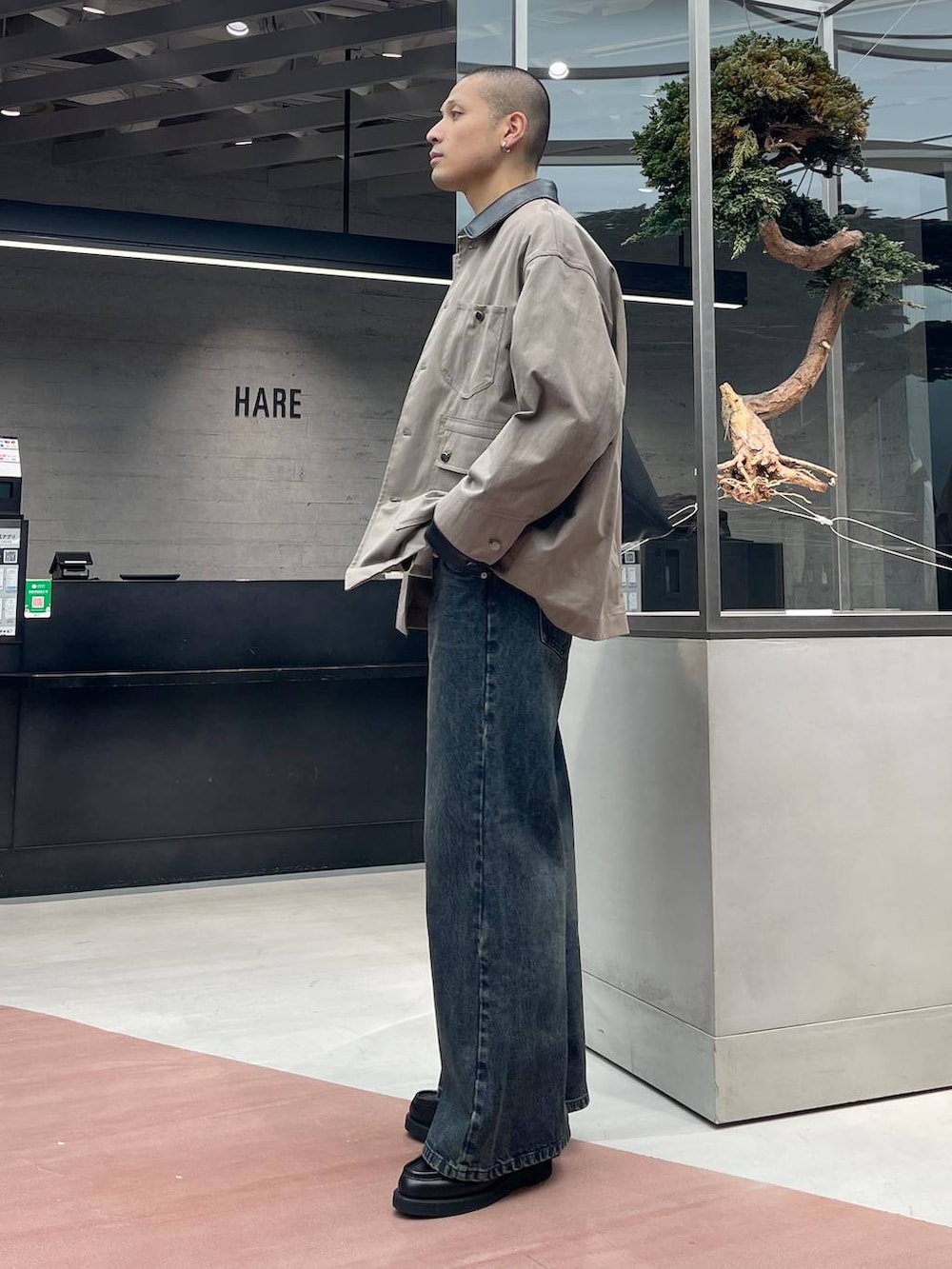 ホワイト系のTシャツ/カットソー、ブラック系のローファー、ブルー系のデニムパンツを着用したメンズの秋コーディネートの2枚目の写真