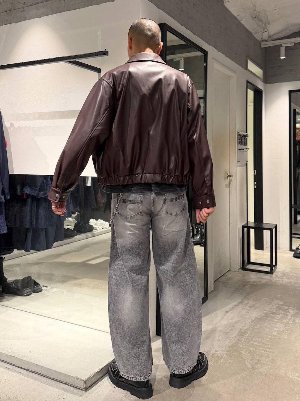 ブラック系のローファー、グレー系のデニムパンツ、ブラック系のTシャツ/カットソーを着用したメンズの秋コーディネートの3枚目の写真