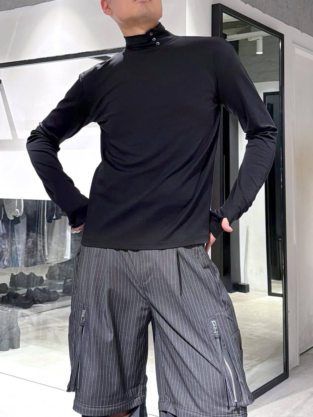 ブラック系のハンドバッグ、ブラック系のドレスシューズ、グレー系のカーゴパンツを着用したメンズの冬コーディネートの6枚目の写真