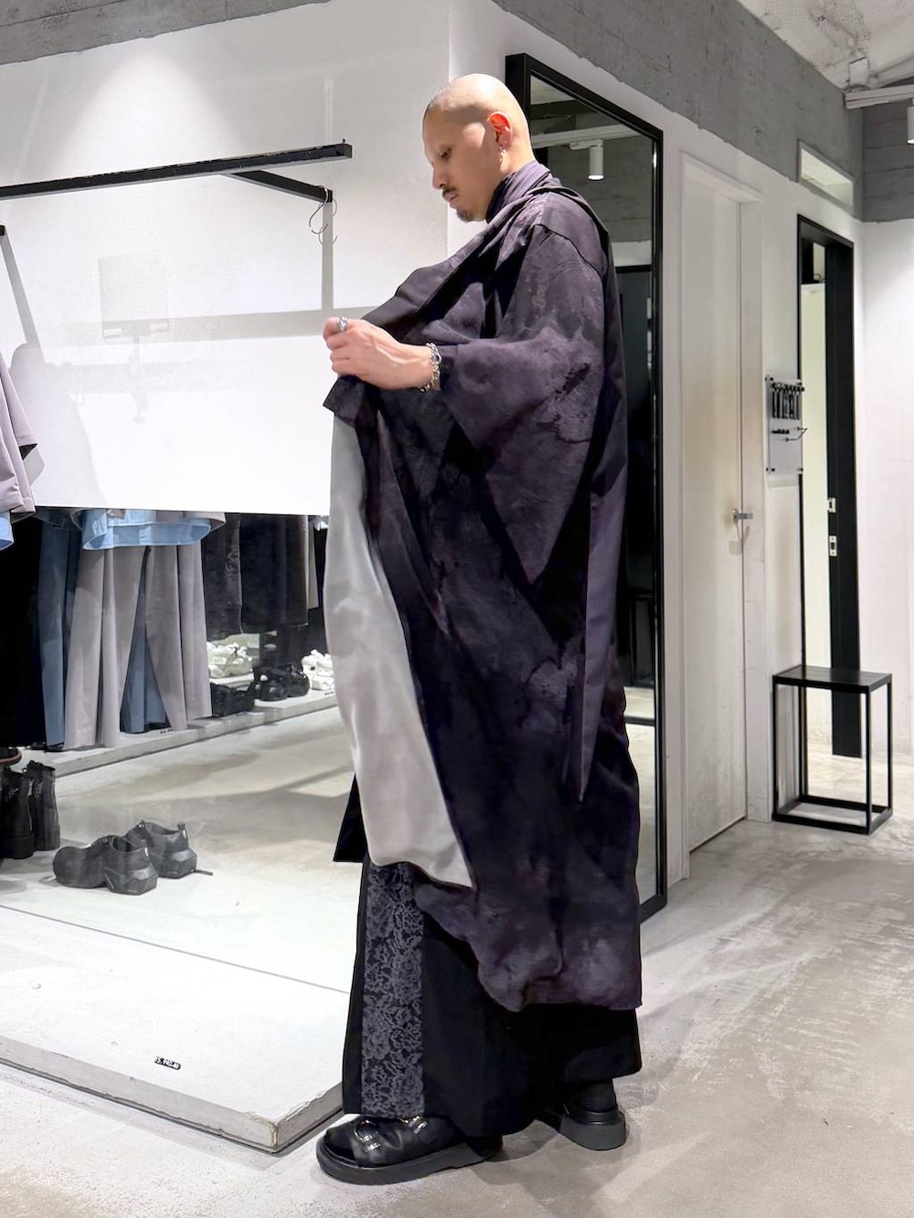 ブラック系のTシャツ/カットソー、ブラック系のその他パンツ、ブラック系のサンダルを着用したメンズの夏コーディネートの2枚目の写真