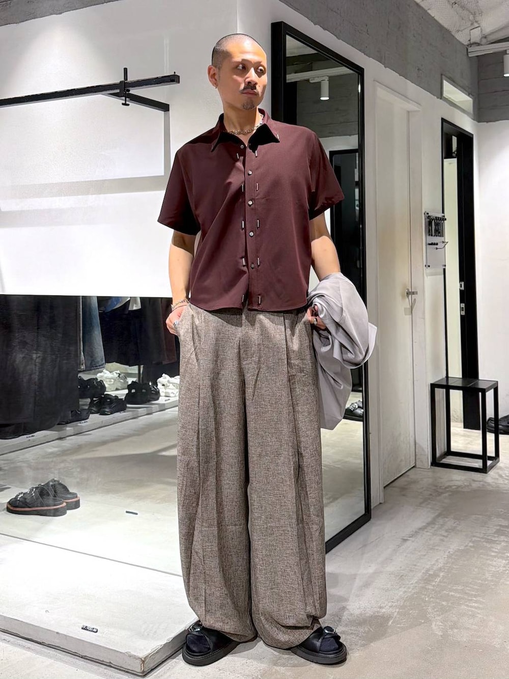 ブラック系のショルダーバッグ、ブラウン系のシャツ/ブラウス、ブラック系のサンダルを着用したメンズの夏コーディネートの5枚目の写真