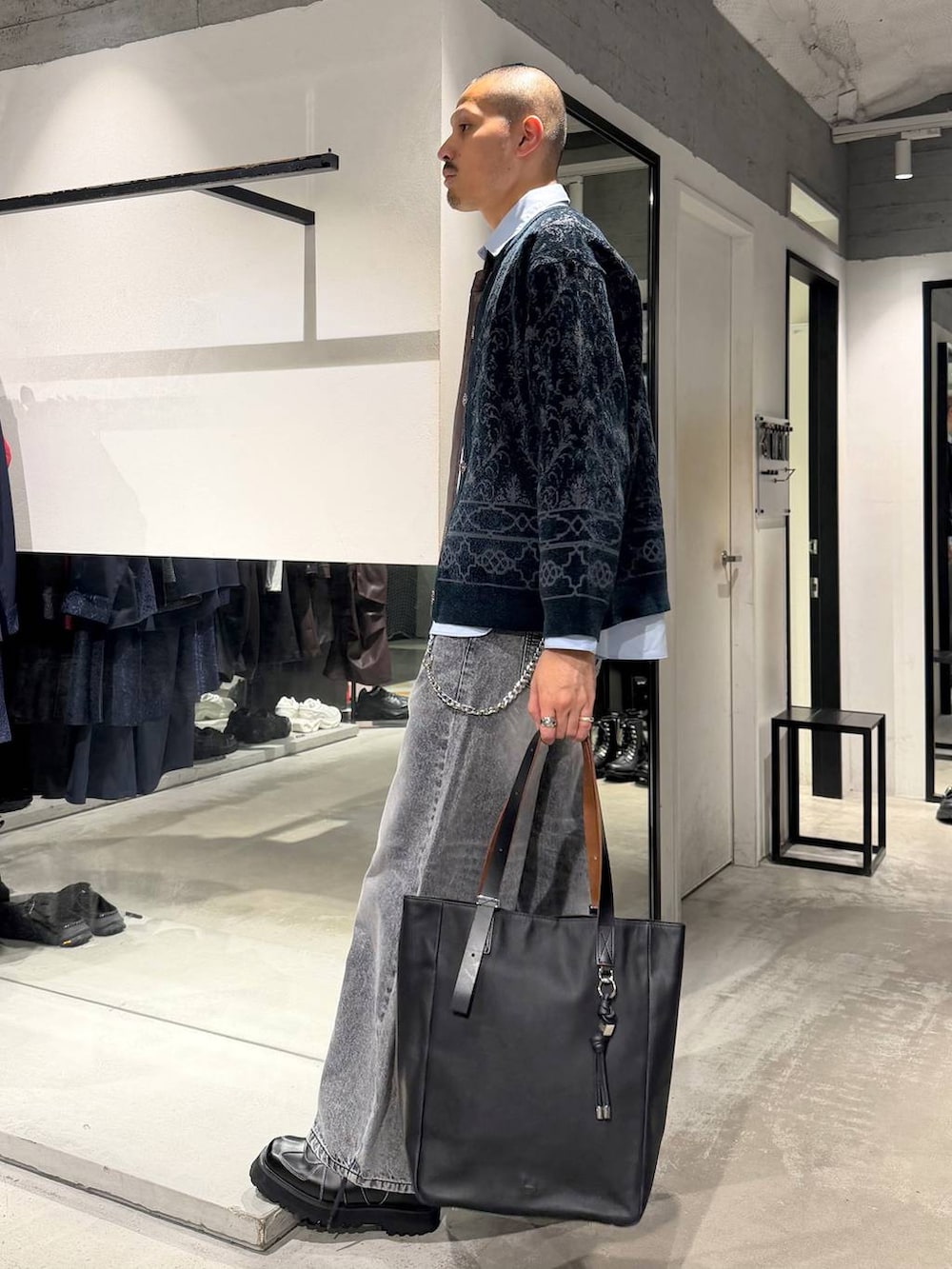 ブラック系のローファー、グレー系のデニムパンツ、ブラウン系のネクタイを着用したメンズの秋コーディネートの2枚目の写真