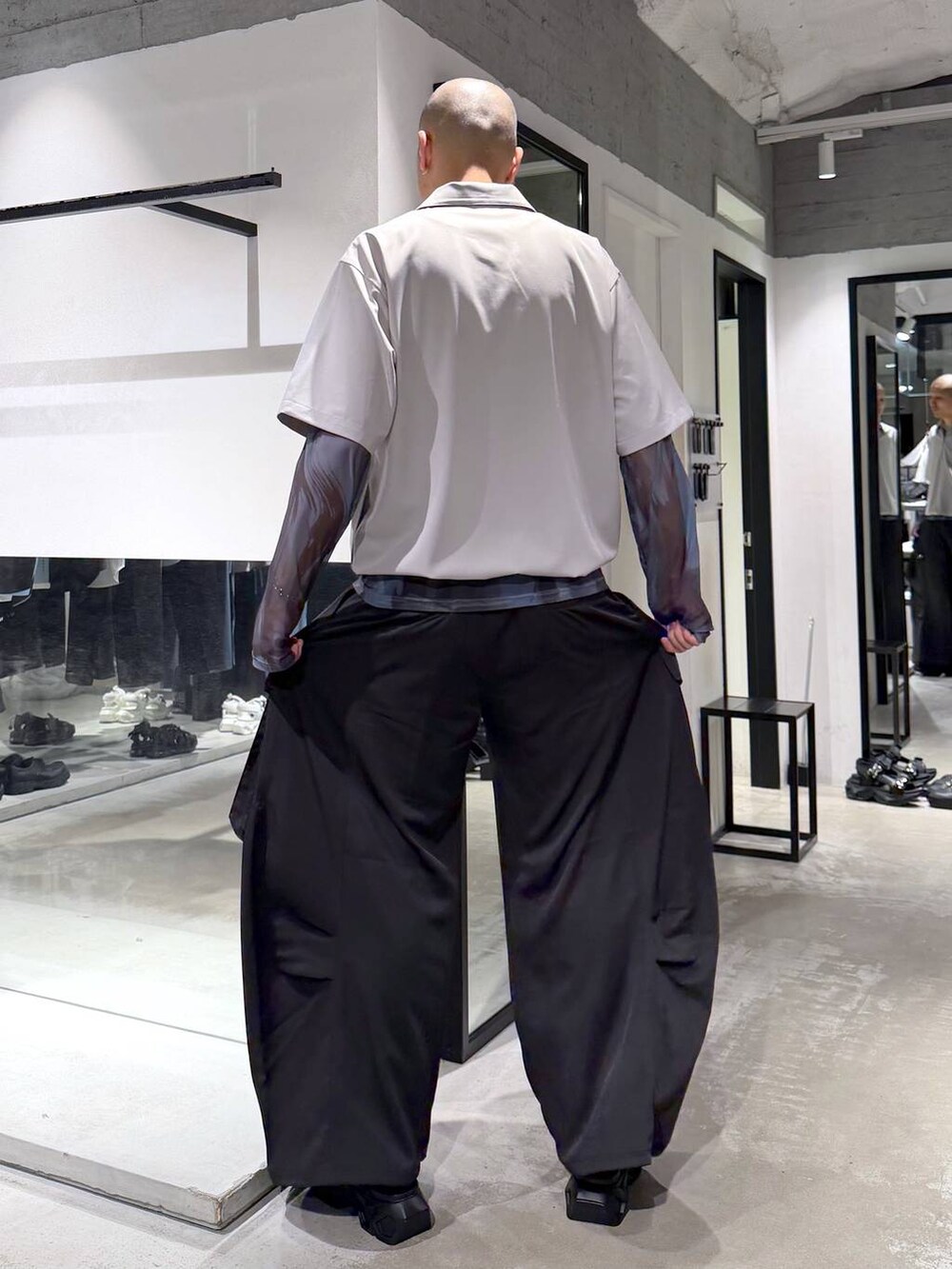 ブラック系のサンダル、ブラック系のカーゴパンツ、ホワイト系のシャツ/ブラウスを着用したメンズの春コーディネートの3枚目の写真