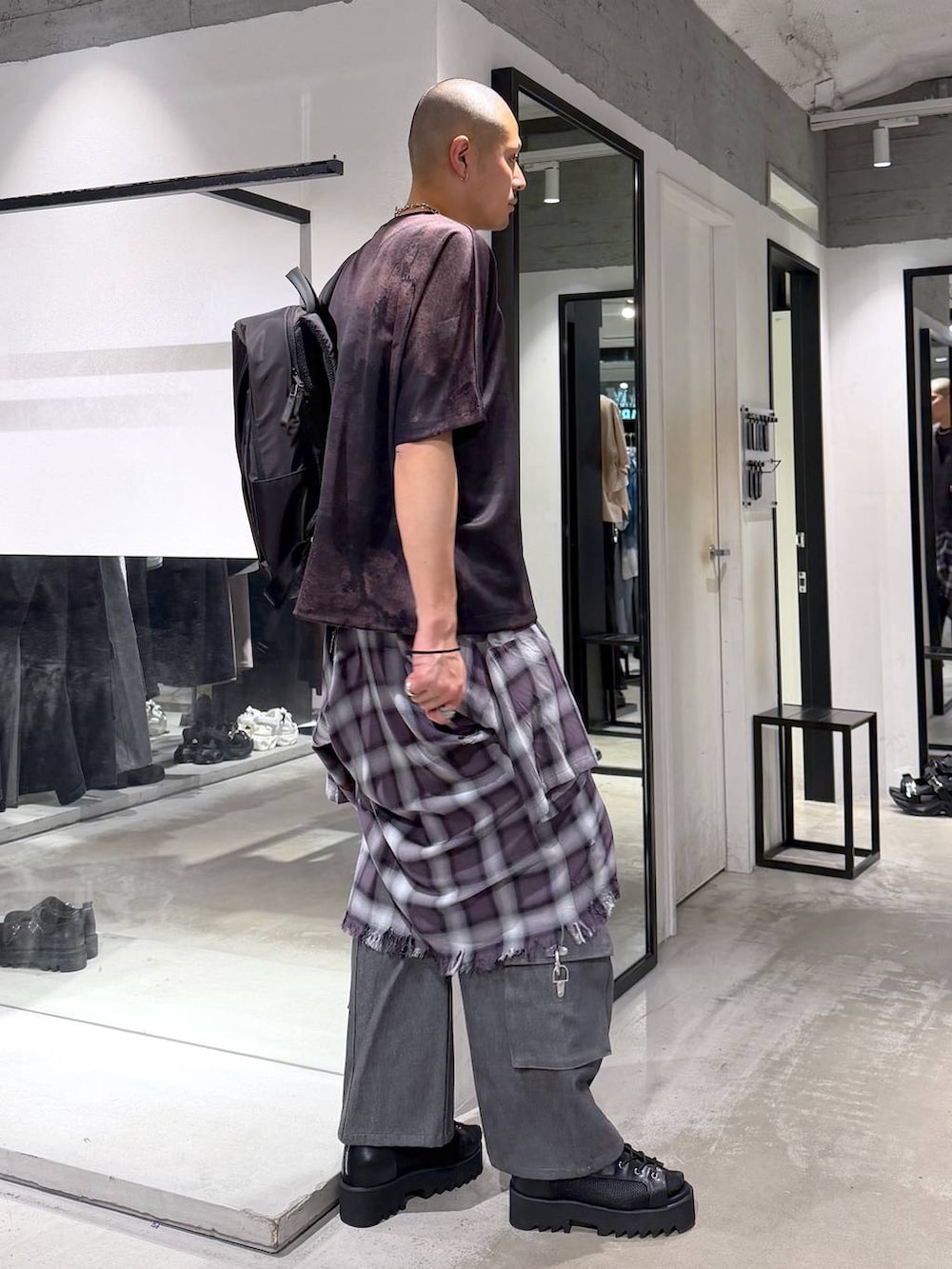 ブラック系のバックパック/リュック、グレー系のデニムパンツ、ブラック系のサンダルを着用したメンズの春コーディネートの5枚目の写真