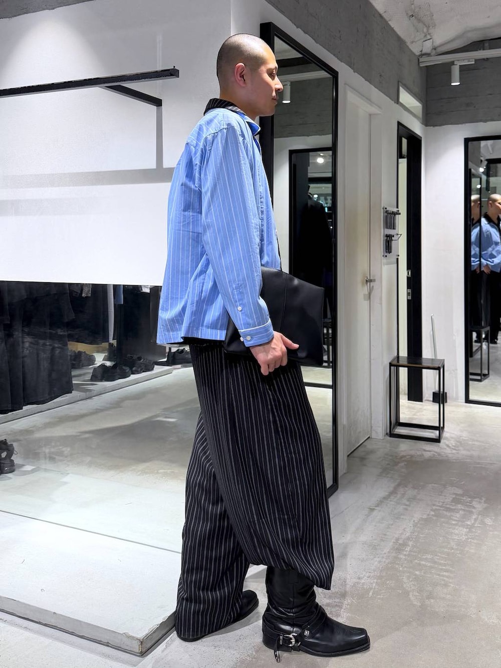 ブラック系のトートバッグ、ブラック系のシャツ/ブラウス、ブルー系のシャツ/ブラウスを着用したメンズの春コーディネートの4枚目の写真