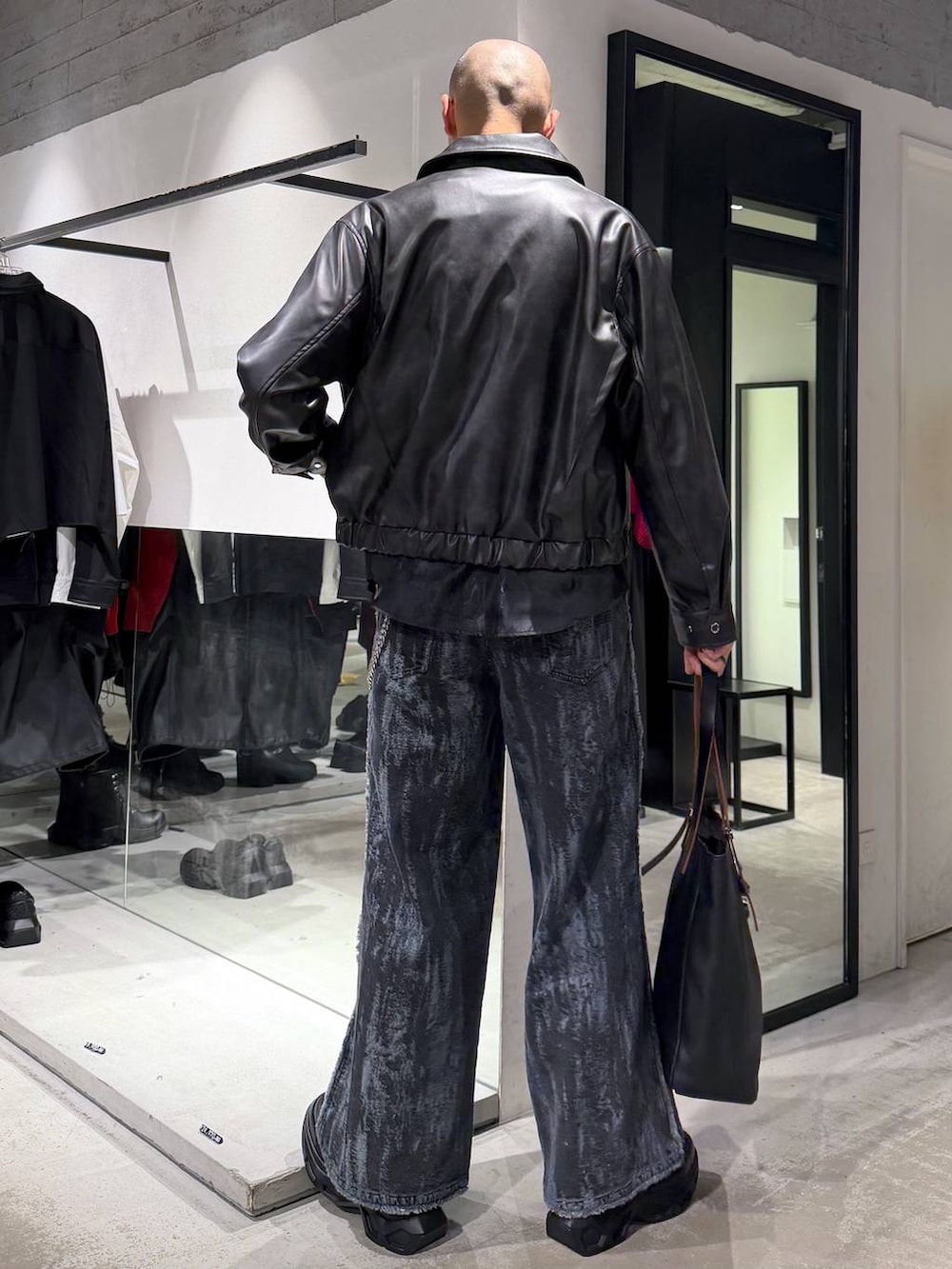 ブラック系のシャツ/ブラウス、ブラック系のスニーカー、グレー系のデニムパンツを着用したメンズの秋コーディネートの3枚目の写真