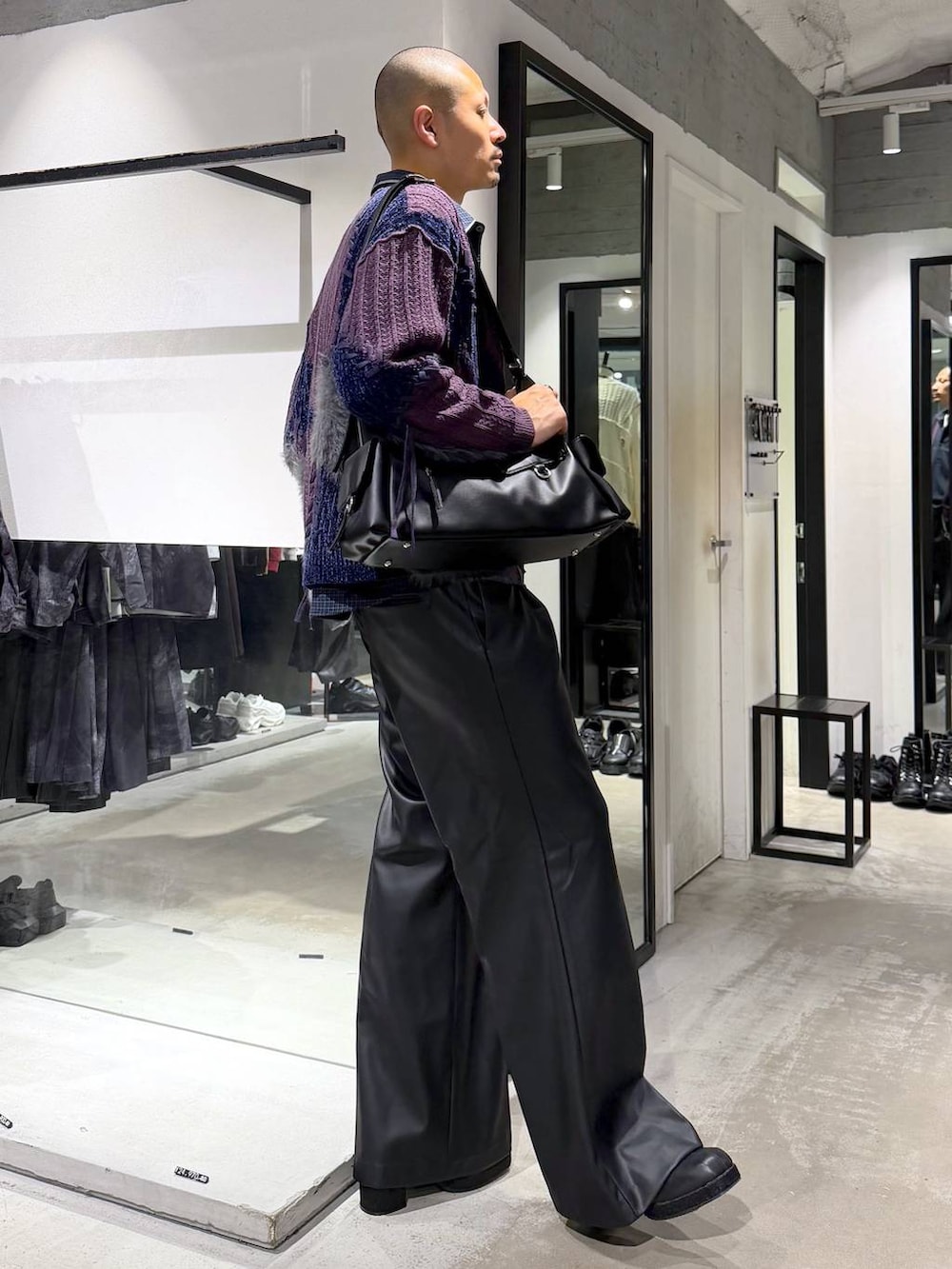 ブルー系のシャツ/ブラウス、ブラック系のショルダーバッグ、ブラック系のブーツを着用したメンズの秋コーディネートの4枚目の写真