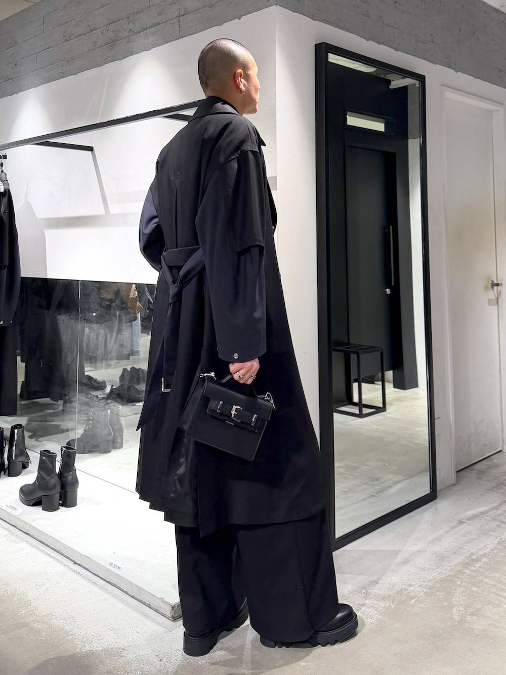 ブラック系のシャツ/ブラウス、ブラック系のドレスシューズ、ブラック系のハンドバッグを着用したメンズの冬コーディネートの3枚目の写真