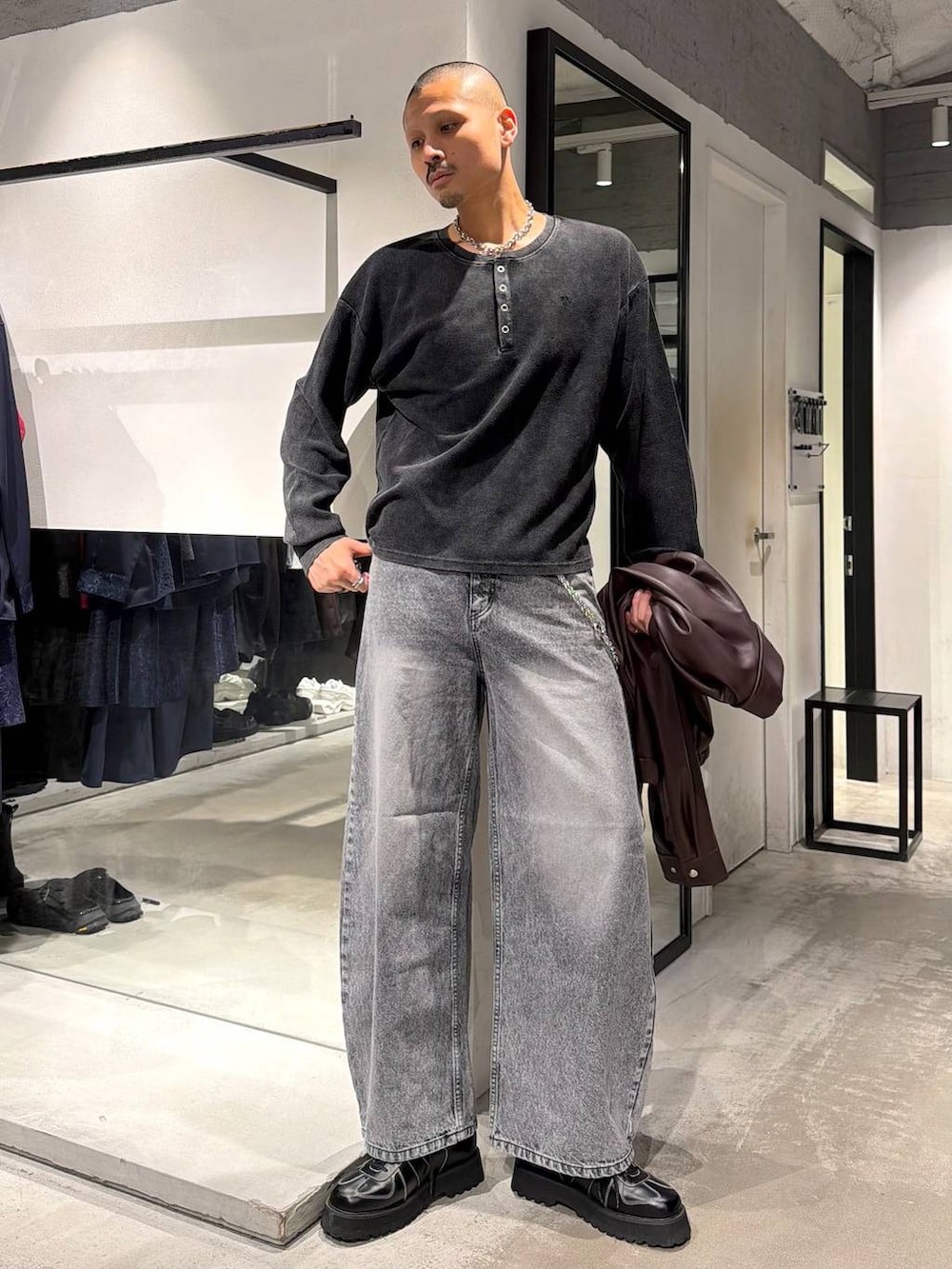 ブラック系のローファー、グレー系のデニムパンツ、ブラック系のTシャツ/カットソーを着用したメンズの秋コーディネートの5枚目の写真