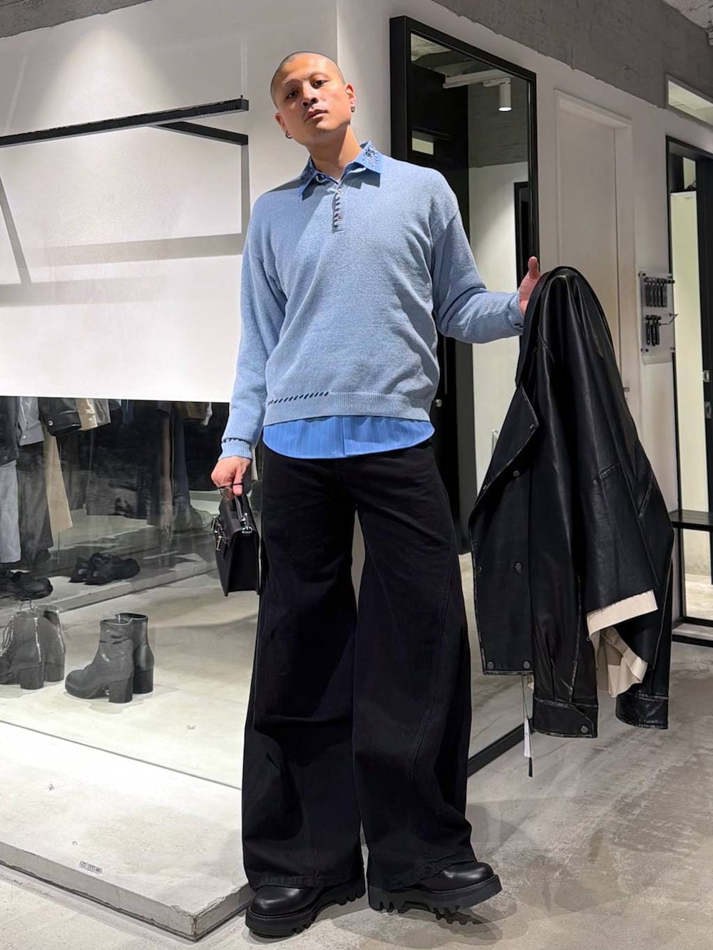 ブルー系のシャツ/ブラウス、ブラック系のドレスシューズ、ブラック系のハンドバッグを着用したメンズの冬コーディネートの5枚目の写真