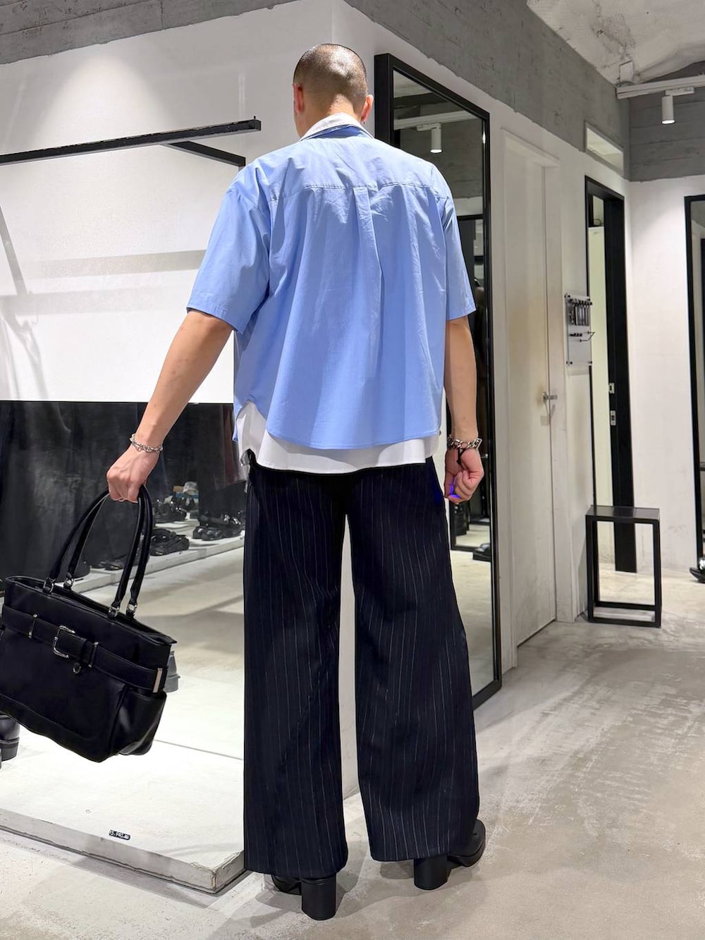 ブルー系のシャツ/ブラウス、ブラック系のサンダル、ブルー系のスラックスを着用したメンズの夏コーディネートの3枚目の写真