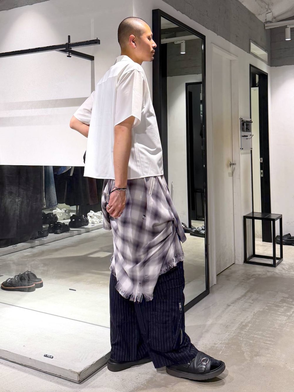 ブラック系のショルダーバッグ、ブラック系のサンダル、ブルー系のカーゴパンツを着用したメンズの夏コーディネートの4枚目の写真