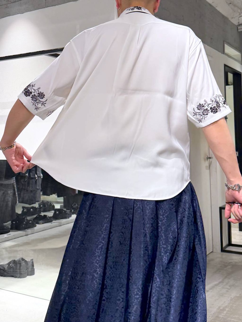 ホワイト系のシャツ/ブラウス、ブラック系のトートバッグ、ブラック系のネクタイを着用したメンズの夏コーディネートの8枚目の写真
