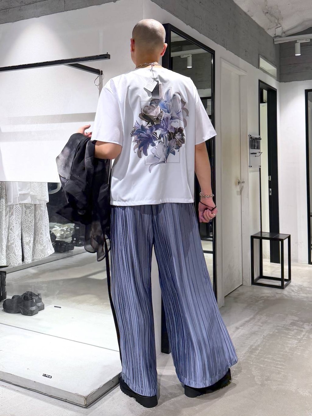 ブラック系のサンダル、ブルー系のスラックス、ホワイト系のTシャツ/カットソーを着用したメンズの夏コーディネートの7枚目の写真