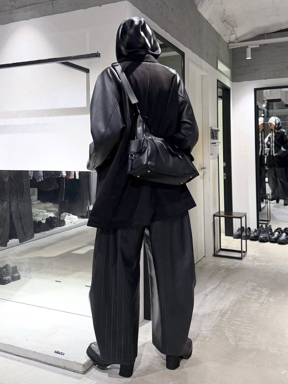ブラック系のスラックス、ブラック系のシャツ/ブラウス、ブラック系のショルダーバッグを着用したメンズの秋コーディネートの3枚目の写真