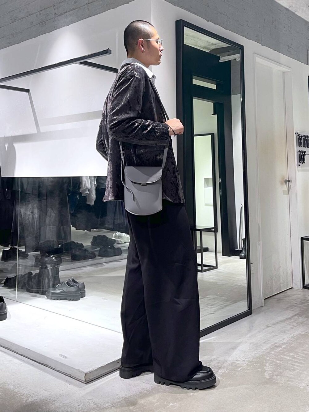 ブラック系のスラックス、ブラウン系のテーラードジャケット、ブラック系のドレスシューズを着用したメンズの冬コーディネートの4枚目の写真