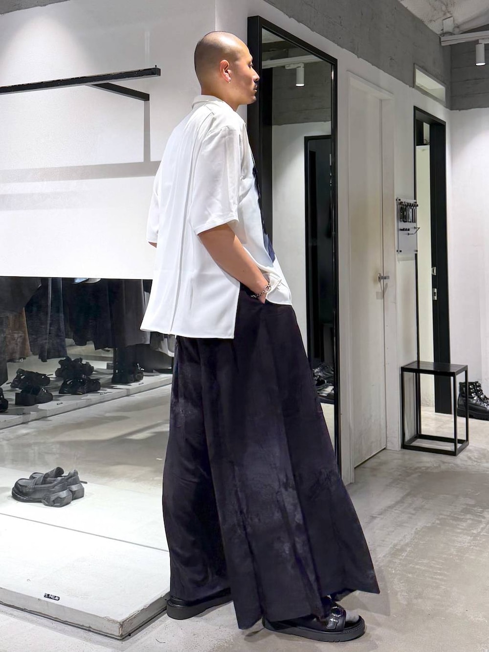 ホワイト系のシャツ/ブラウス、ブラック系のサンダル、グレー系のスラックスを着用したメンズの夏コーディネートの4枚目の写真